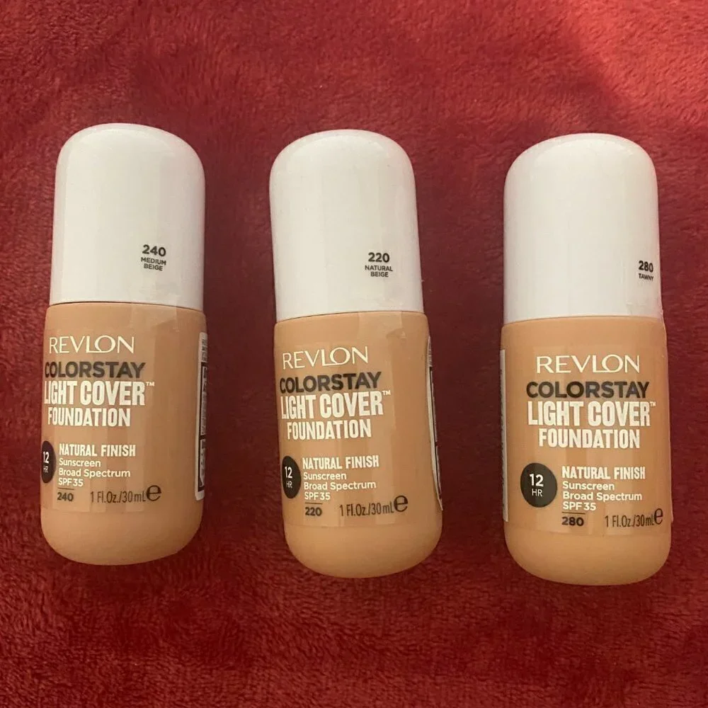 Revlon Huge Lot SPF Foundation & Brush & TravelBag